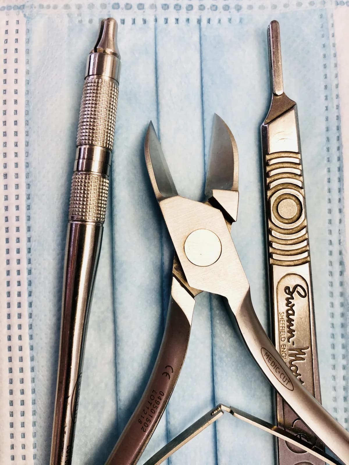 Instruments stériles de pédicurie : pince à ongles, bistouri et gouge