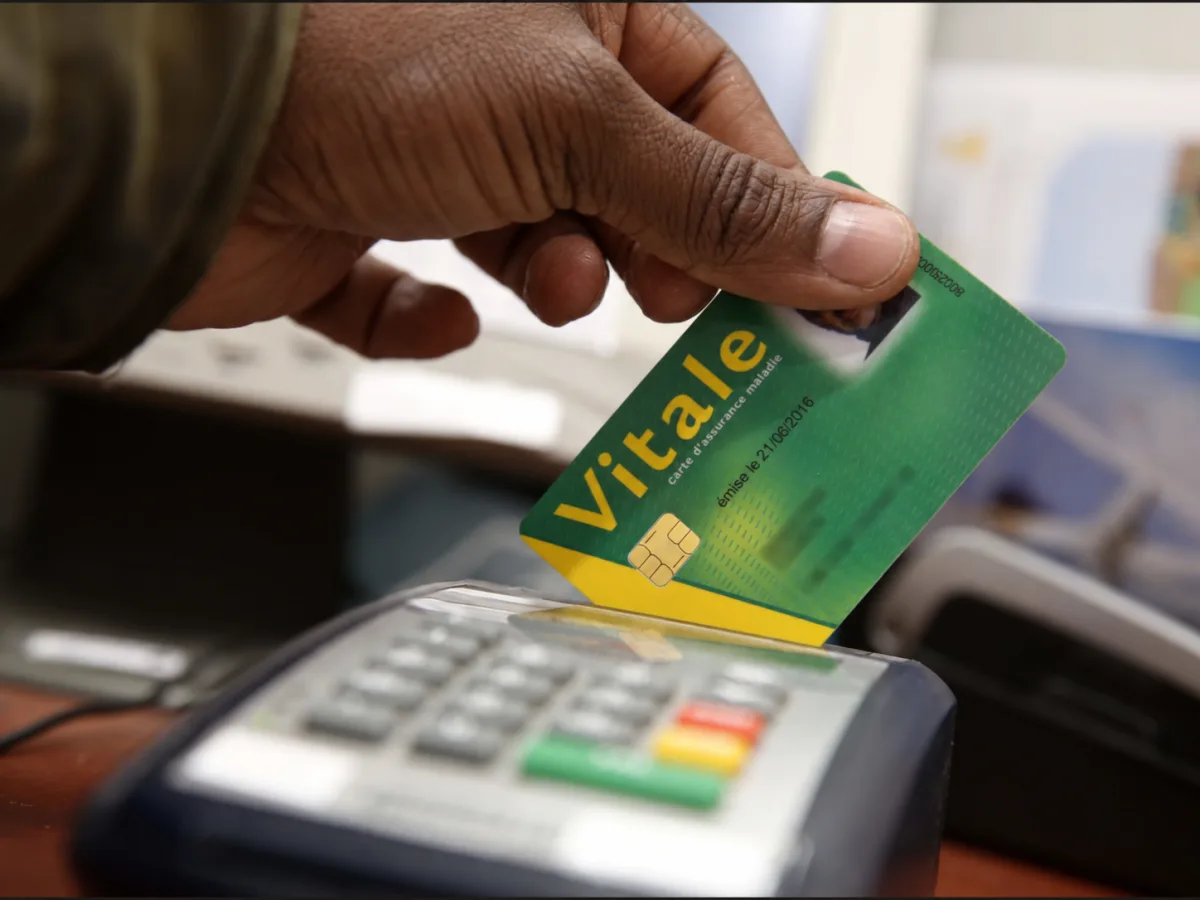 Carte Vitale insérée dans un lecteur pour la prise en charge des soins